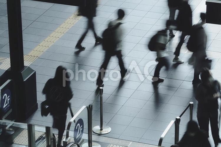 エスカレーターを利用する人 ビジネス,背景,ビジネスマンの写真素材
