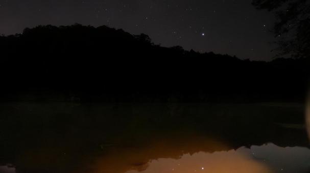 沼に映る星夜の静寂 沼に映る星夜の静寂の写真