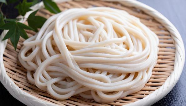 ざるに盛られたうどんの麺 ざるに盛られたうどんの麺の写真