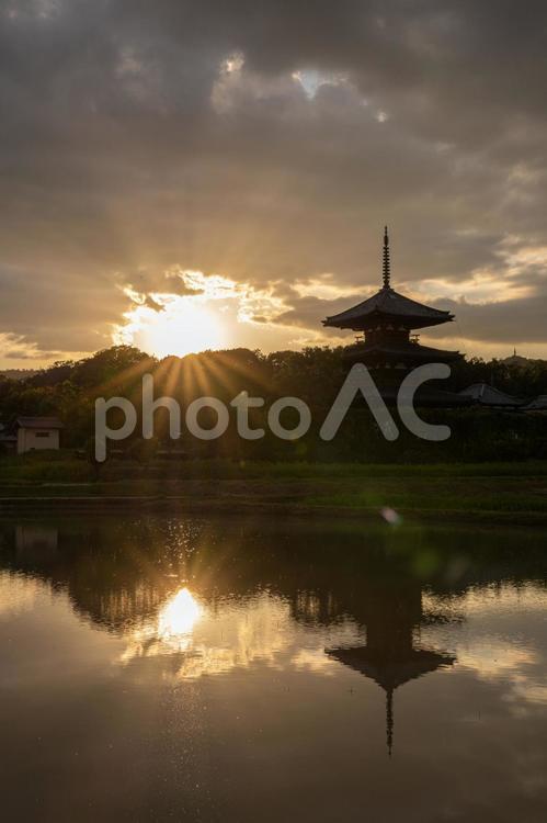 夕焼けと三重塔のリフレクション 夕焼け,リフレクション,寺院の写真素材