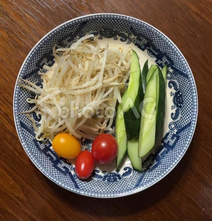 もやしレンチンにミニトマトと胡瓜 もやし,もやしレンチン,もやしのレンチンの写真素材