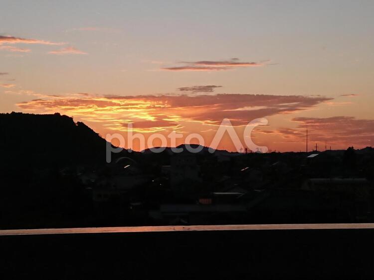 夕暮れ 太陽,シルエットで映す,空の写真素材