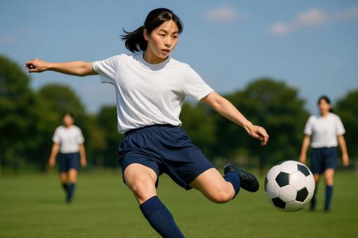 ミドルシュートを放つ女子選手 ミドルシュートを放つ女子選手の写真