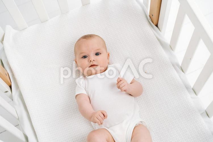 仰向けでカメラを直視する赤ちゃん 赤ちゃん,かわいい,仰向けの写真素材
