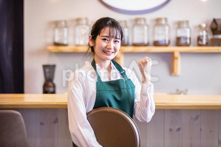 カフェのカウンターにいる女性 カフェ,ウェイトレス,ホールスタッフの写真素材