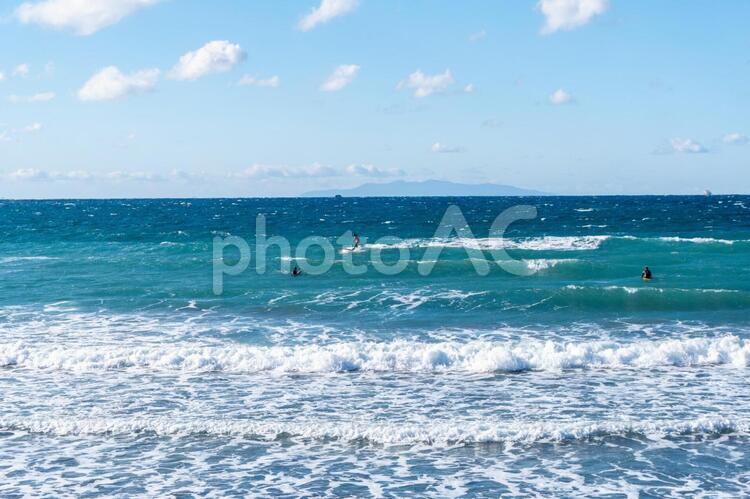 冬の海とサーファー サーフィン,冬,海の写真素材