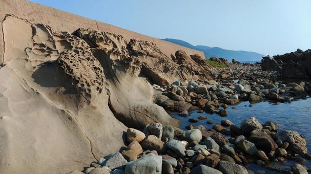 自然の造形 波打ち際,岩場,砂岩の写真素材
