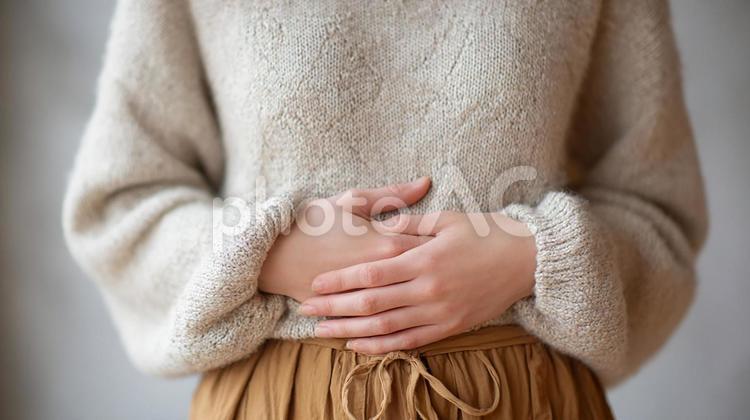 寒い日にお腹の冷えを感じる女性 腹痛,胃痛,女性の写真素材