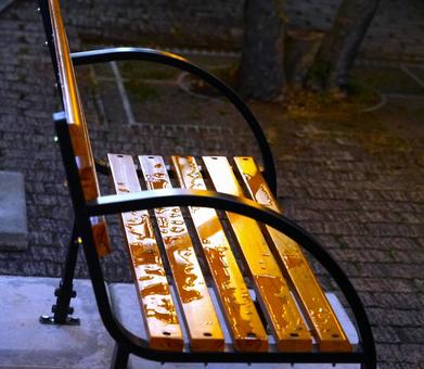 夜、雨上がりのベンチ ベンチ,夜,雨上がりの写真素材