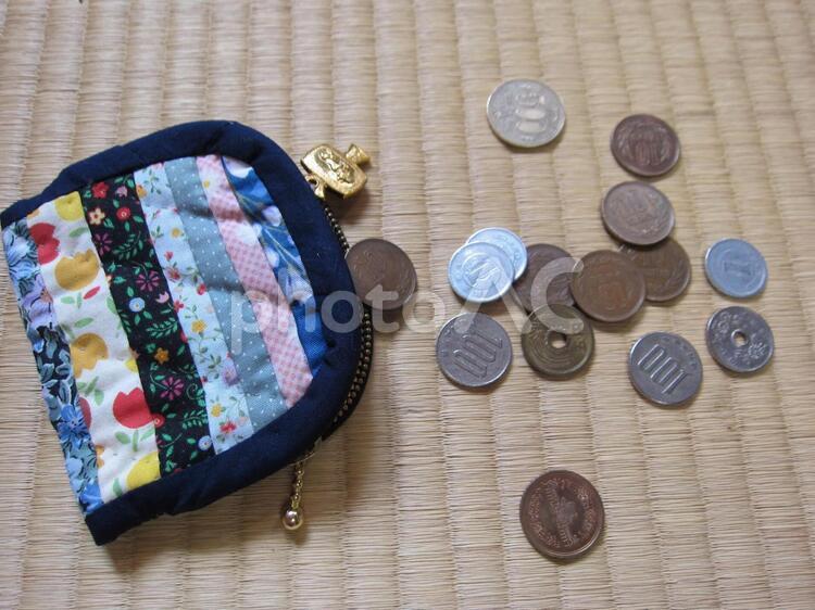 小銭は、どれくらいあるかしら？ 小銭,小銭入れ,お金の写真素材