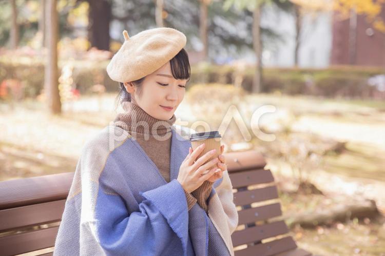 秋の公園でコーヒーを飲む女性 秋,コーヒー,ホットコーヒーの写真素材