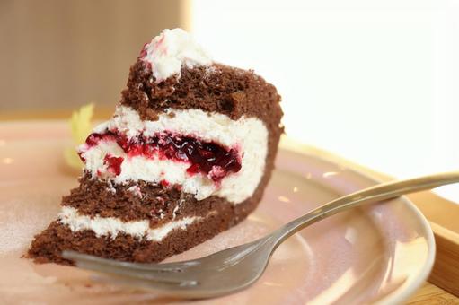 ラズベリーのロールケーキ ロールケーキ,ロールケーキの食べかけ,米粉のロールケーキの写真素材