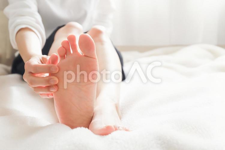 女性の足　フットケアイメージ 女性の足,フットケア,足裏の写真素材