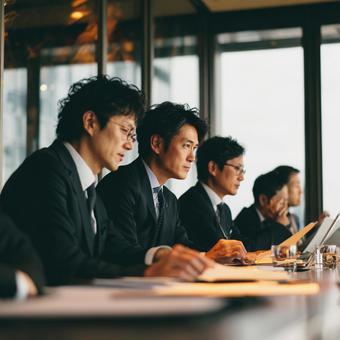 会議に集中する日本人ビジネスマン 会議に集中する日本人ビジネスマンの写真