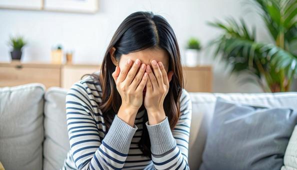 顔を両手で覆って泣く日本人女性 顔を両手で覆って泣く日本人女性の写真