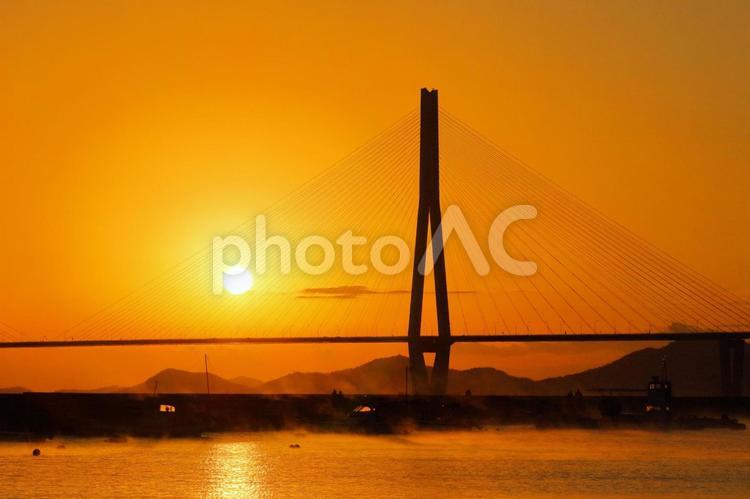 多々羅大橋に初日の出＿海霧現象-1 年賀状,初日の出,多々羅大橋の写真素材