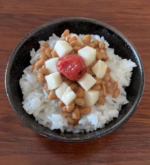 あきたこまちに長芋納豆とかつお梅の茶碗飯 あきたこまちに長芋納豆とかつお梅の茶碗飯の写真