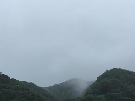 曇り空と山 曇り空と山 山,雲,霧の写真素材