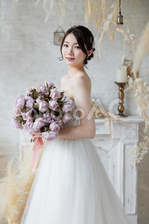 ブーケを持つ花嫁（見返り半身） 花嫁,女性,結婚の写真素材