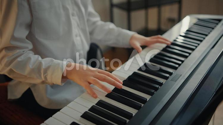 音楽教室てキーボードを演奏する女の子 キーボード,鍵盤,手元の写真素材