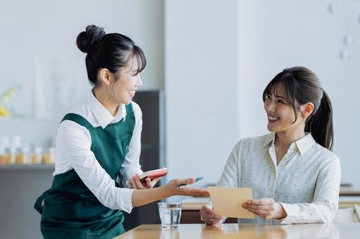 カフェで接客する若い女性 カフェで接客する若い女性 カフェ,飲食店,レストランの写真素材