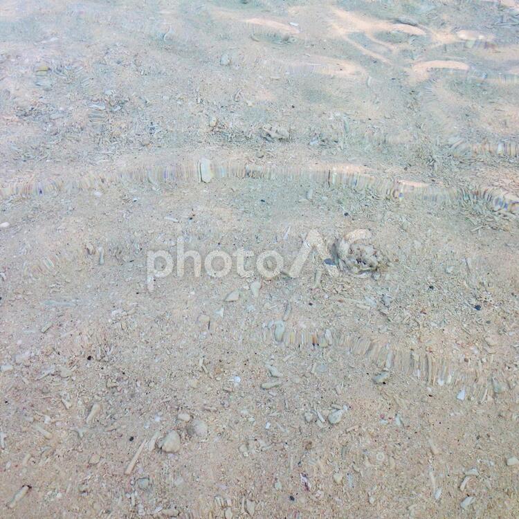 透き通る海(正方形) 海,波,波紋の写真素材