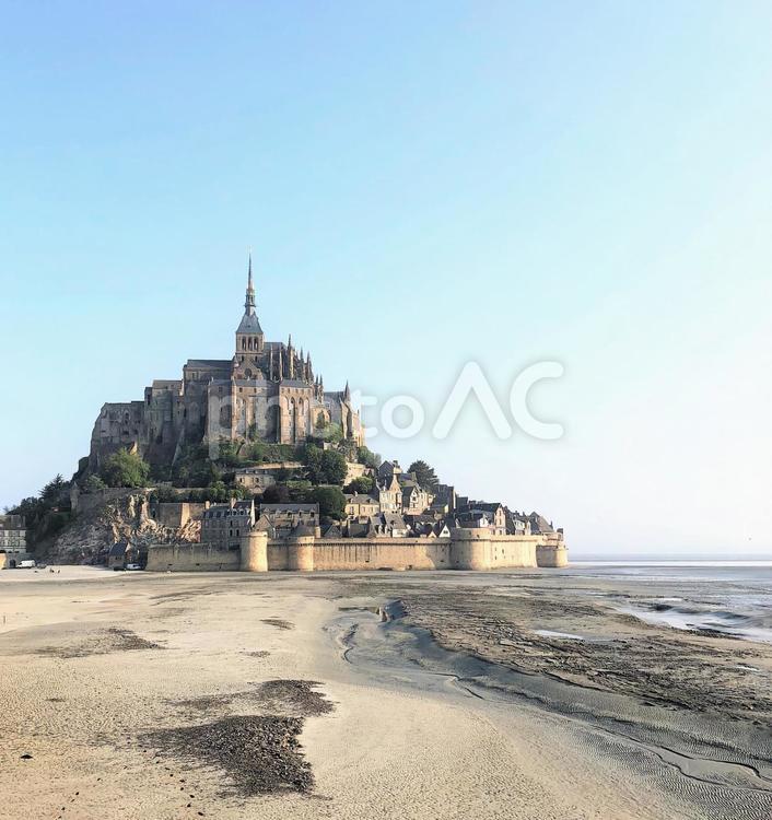 世界遺産モンサンミッシェルと砂浜 モンサンミッシェル,フランス,世界遺産の写真素材