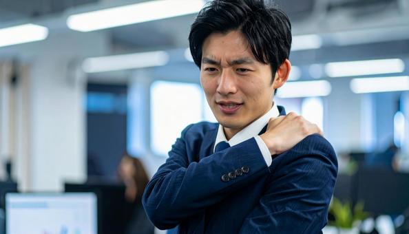 肩こりがつらい日本人サラリーマンの写真