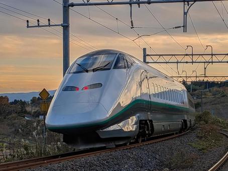 夕焼けを受けて 山形新幹線,つばさ,銀つばの写真素材