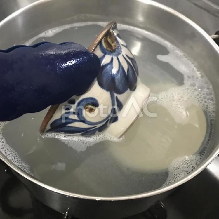 陶器の目止め作業③ 陶器,目止め,やちむんの写真素材
