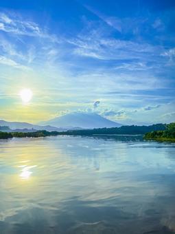 太陽と山 太陽と山の写真