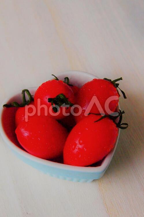 ハートの器とプチトマト プチトマト,ミニトマト,野菜の写真素材