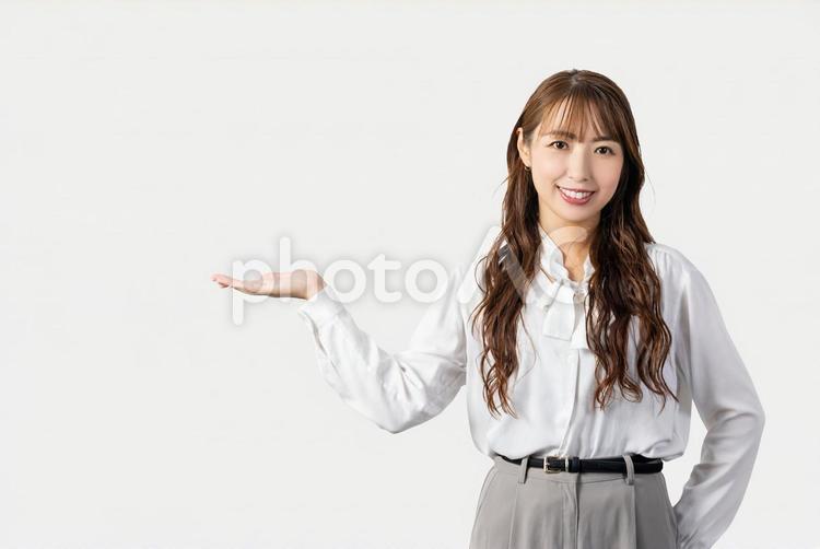 手で案内をする笑顔のビジネスウーマン 女性,ビジネス,笑顔の写真素材
