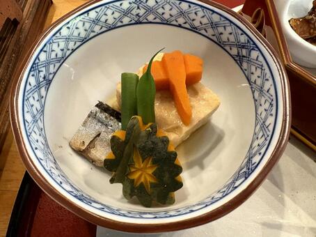 小鉢に盛られた炊き合わせ　旅館の夕食 炊き合わせ,和食,小鉢の写真素材