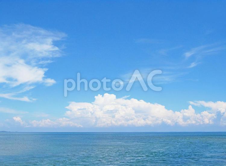 爽やかな夏の海と青空と白い雲 海,青空,夏の写真素材