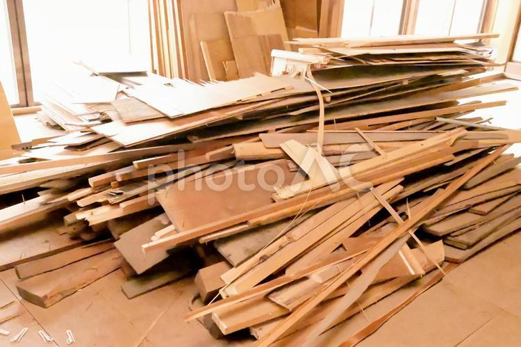 古民家の解体で出された廃材の山 家屋,古民家,解体の写真素材