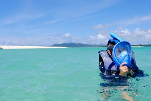 沖縄県　はての浜　スノーケリング はての浜,スノーケル,スノーケリングの写真素材