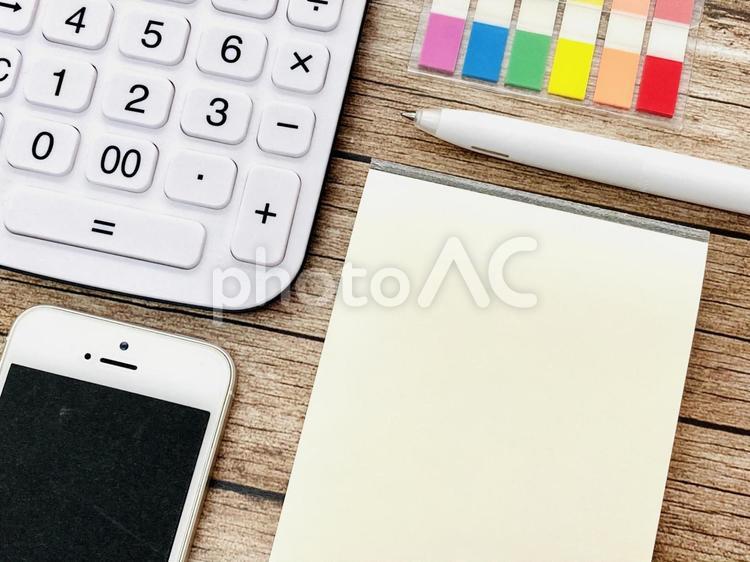 並べられた文房具（電卓・メモ帳・スマホ） メモ帳,メモ,スマホの写真素材