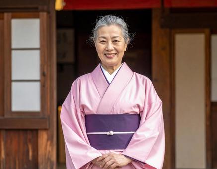 ベテラン・日本旅館の女将さんのお見送りの写真