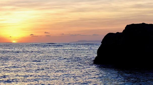 Morning view of the east coast of Izena Island at high tide, JPG Morning view of the east coast of Izena Island at high tide, JPG