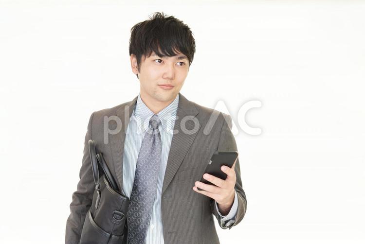 スマートフォンを持つ男性 スマホ,スマートフォン,ビジネスの写真素材