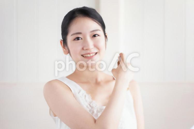 制汗スプレー・香水を使う女性 制汗スプレー,制汗剤,制汗の写真素材