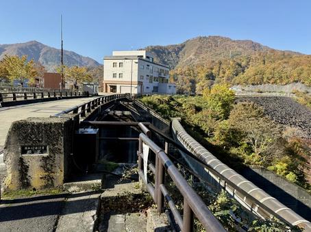 秋の福井県の九頭竜ダム　紅葉に色づく湖の写真