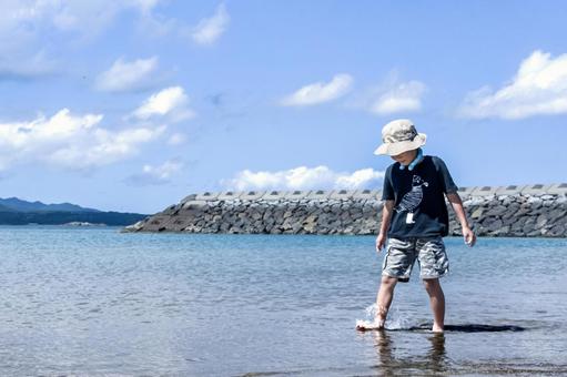 <Material> A boy walking happily on the beach in midsummer, children, male, people, JPG