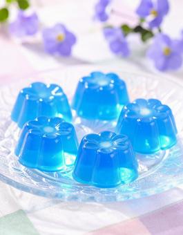 ひんやり涼やか:花咲くブルーゼリーの誘惑 ひんやり涼やか:花咲くブルーゼリーの誘惑の写真