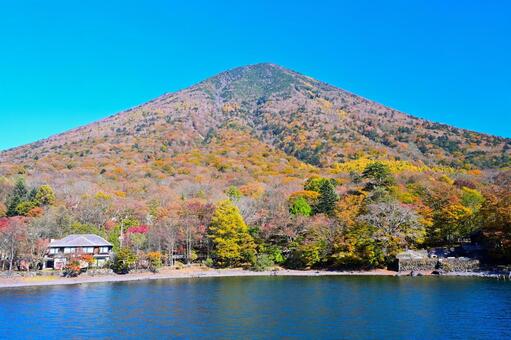奥日光の紅葉（男体山、中禅寺湖） 紅葉,秋,風景の写真素材