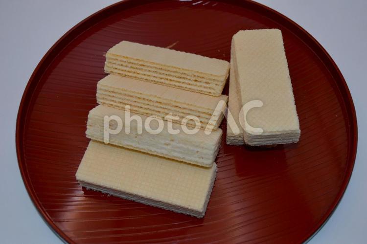 お盆に乗ったウエハース 物撮り,ウエハース,クリームの写真素材