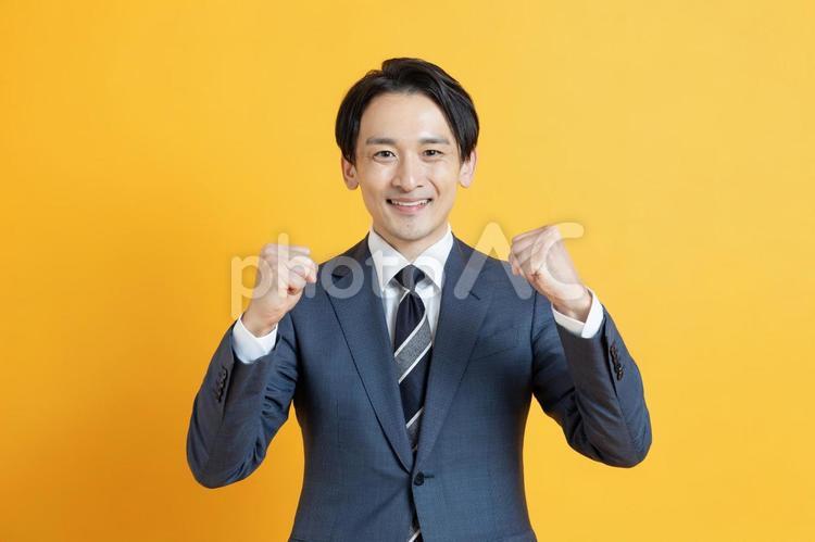 両手を上げるビジネスマン イケメン,ハンサム,プロフィール写真の写真素材