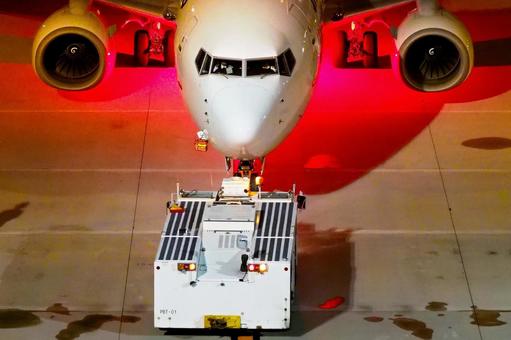 夜の空港 空港,プッシュバック,出発の写真素材