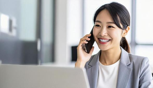 スマホ 若い女性 スマホ 若い女性の写真